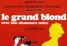 LE GRAND BLOND AVEC UNE CHAUSSURE NOIRE